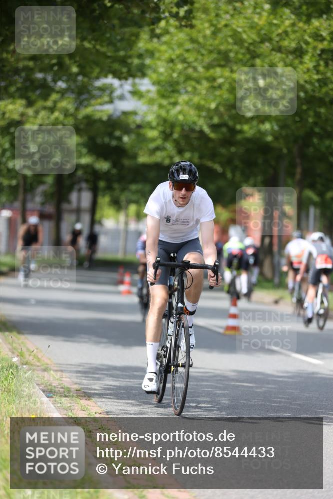 10.08.2025 - GEWOBA Citytriathlon Bremen Yannick Fuchs http://msf.ph/oto/8544433 10.08.2025 12:54:53 Radfahren 563, 591, 632, 634, 728, 736, 761, 781, 790, 1029 meine-sportfotos.de