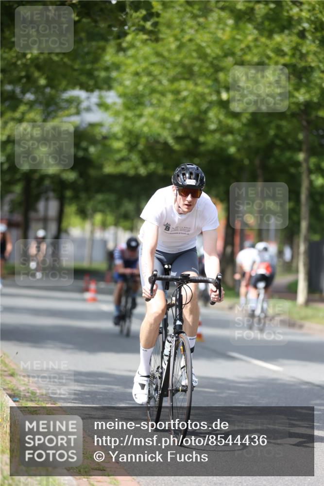 10.08.2025 - GEWOBA Citytriathlon Bremen Yannick Fuchs http://msf.ph/oto/8544436 10.08.2025 12:54:53 Radfahren 563, 591, 632, 634, 728, 736, 761, 781, 790, 1029 meine-sportfotos.de