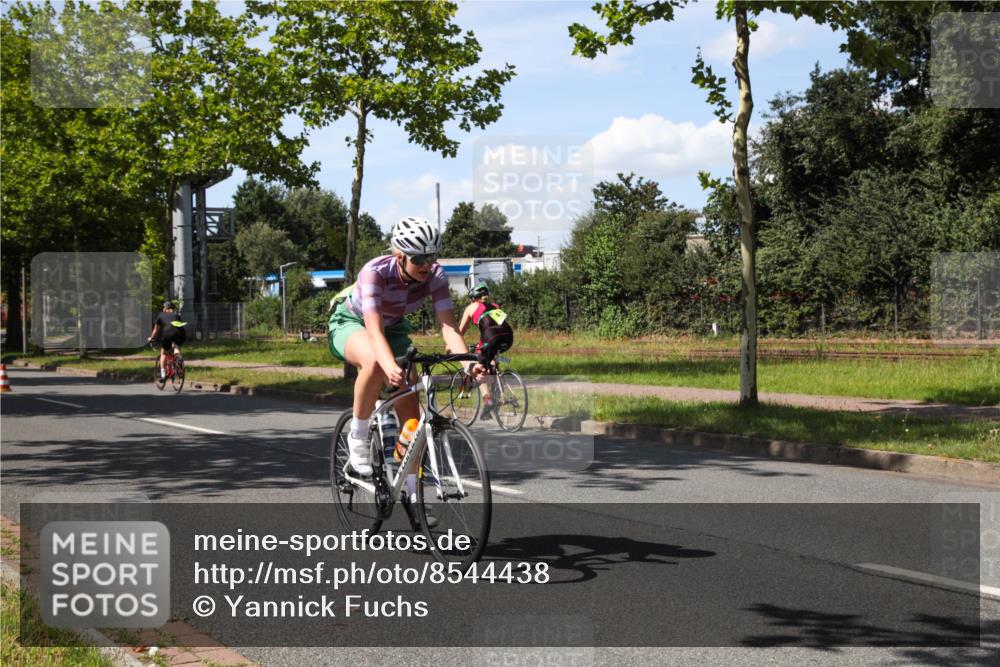 10.08.2025 - GEWOBA Citytriathlon Bremen Yannick Fuchs http://msf.ph/oto/8544438 10.08.2025 14:50:15 Radfahren 120, 352, 356, 400, 410, 504 meine-sportfotos.de