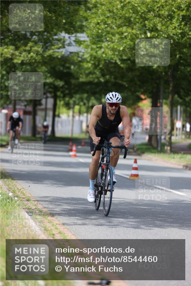 10.08.2025 - GEWOBA Citytriathlon Bremen Yannick Fuchs http://msf.ph/oto/8544460 10.08.2025 12:54:56 Radfahren 563, 591, 632, 728, 736, 761, 781, 1029 meine-sportfotos.de