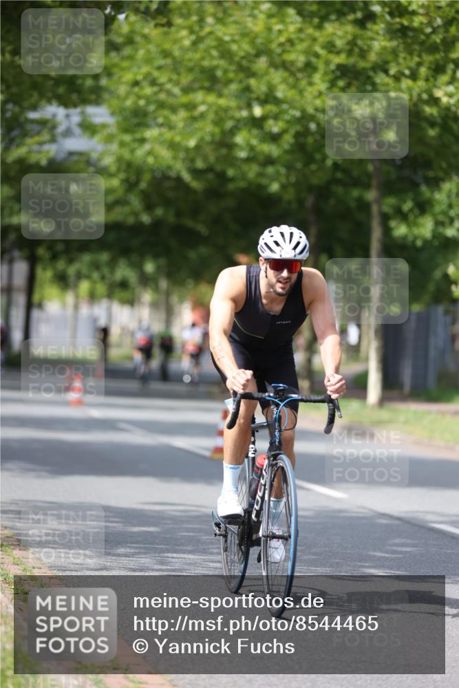 10.08.2025 - GEWOBA Citytriathlon Bremen Yannick Fuchs http://msf.ph/oto/8544465 10.08.2025 12:54:56 Radfahren 563, 591, 632, 728, 736, 761, 781, 1029 meine-sportfotos.de