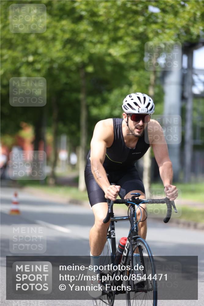 10.08.2025 - GEWOBA Citytriathlon Bremen Yannick Fuchs http://msf.ph/oto/8544471 10.08.2025 12:54:56 Radfahren 563, 591, 632, 728, 736, 761, 781, 1029 meine-sportfotos.de
