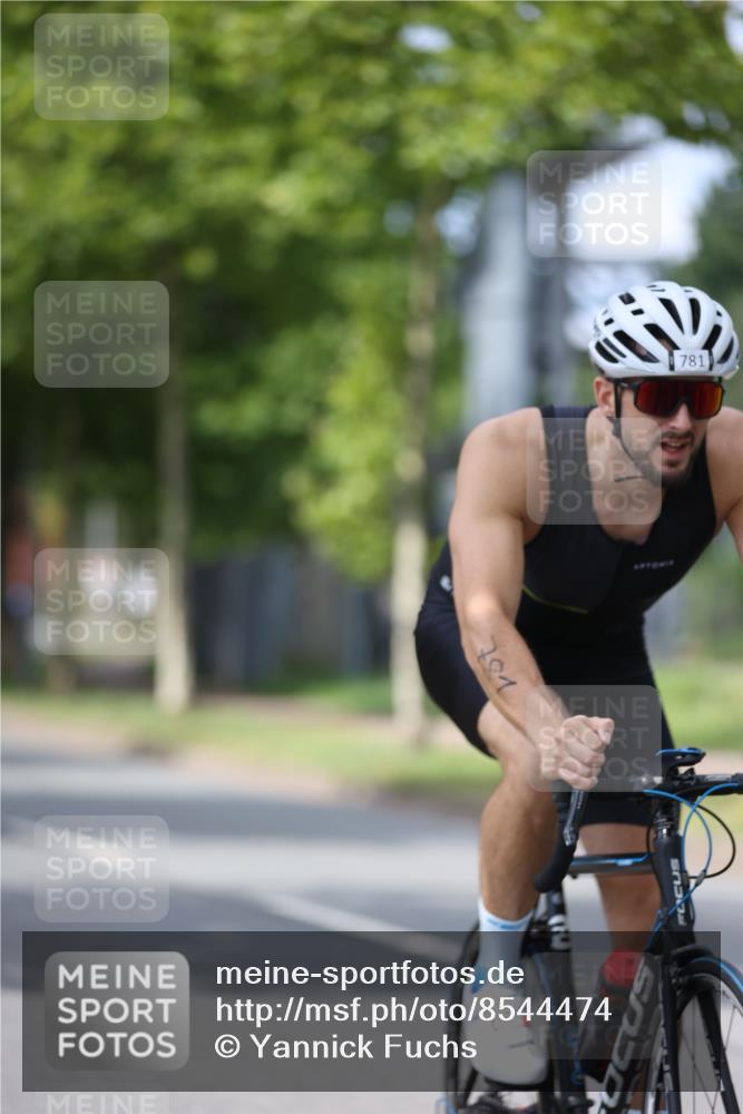 10.08.2025 - GEWOBA Citytriathlon Bremen Yannick Fuchs http://msf.ph/oto/8544474 10.08.2025 12:54:56 Radfahren 563, 591, 632, 728, 736, 761, 781, 1029 meine-sportfotos.de
