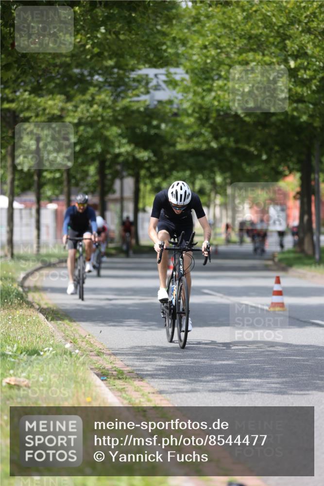 10.08.2025 - GEWOBA Citytriathlon Bremen Yannick Fuchs http://msf.ph/oto/8544477 10.08.2025 12:54:59 Radfahren 563, 591, 632, 714, 728, 736, 761, 766, 781, 794, 1015, 1029 meine-sportfotos.de