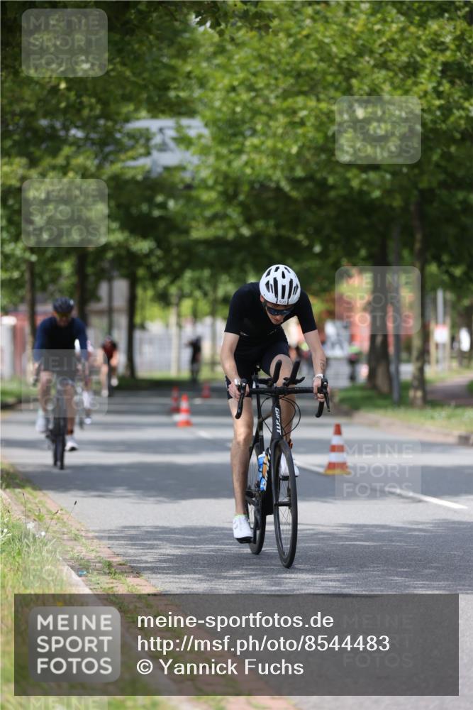 10.08.2025 - GEWOBA Citytriathlon Bremen Yannick Fuchs http://msf.ph/oto/8544483 10.08.2025 12:54:59 Radfahren 563, 591, 632, 714, 728, 736, 761, 766, 781, 794, 1015, 1029 meine-sportfotos.de