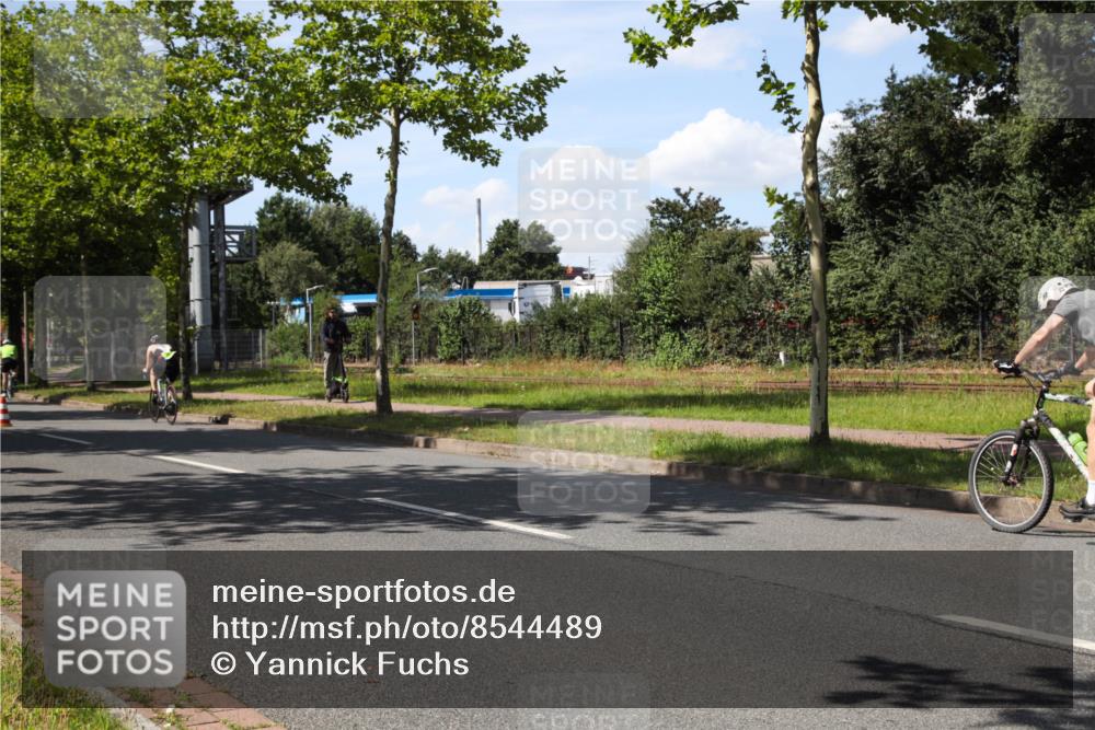 10.08.2025 - GEWOBA Citytriathlon Bremen Yannick Fuchs http://msf.ph/oto/8544489 10.08.2025 14:51:08 Radfahren 338, 379, 411, 470, 494 meine-sportfotos.de