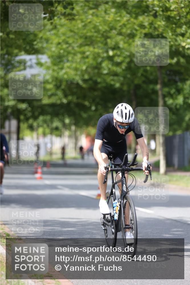 10.08.2025 - GEWOBA Citytriathlon Bremen Yannick Fuchs http://msf.ph/oto/8544490 10.08.2025 12:54:59 Radfahren 563, 591, 632, 714, 728, 736, 761, 766, 781, 794, 1015, 1029 meine-sportfotos.de