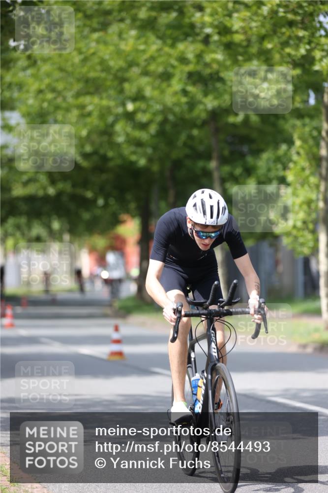 10.08.2025 - GEWOBA Citytriathlon Bremen Yannick Fuchs http://msf.ph/oto/8544493 10.08.2025 12:54:59 Radfahren 563, 591, 632, 714, 728, 736, 761, 766, 781, 794, 1015, 1029 meine-sportfotos.de