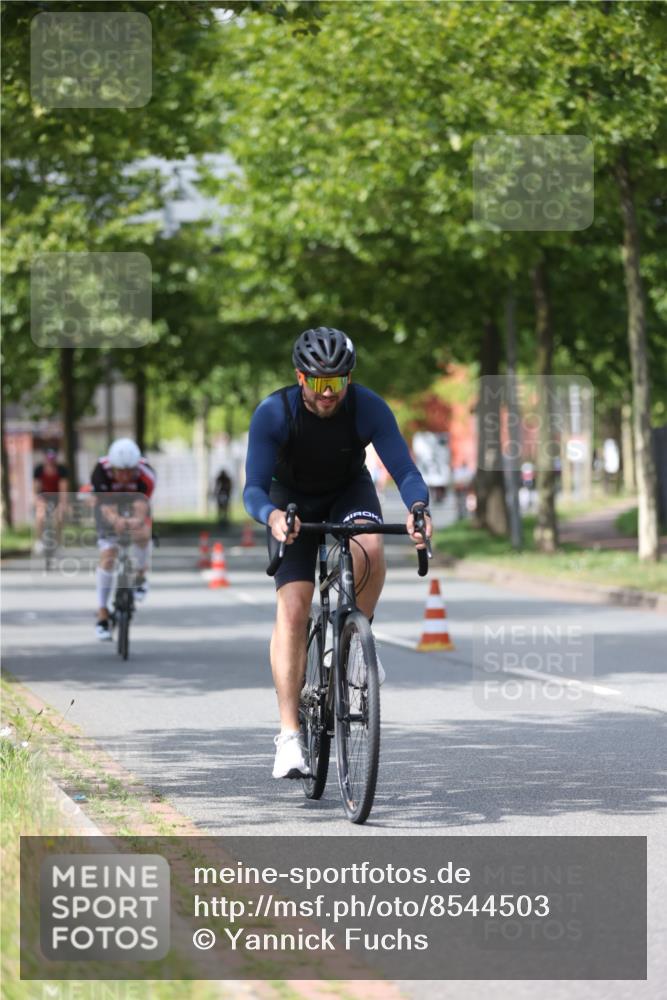 10.08.2025 - GEWOBA Citytriathlon Bremen Yannick Fuchs http://msf.ph/oto/8544503 10.08.2025 12:55:01 Radfahren 563, 591, 632, 714, 728, 761, 766, 781, 794, 877, 1015, 1029 meine-sportfotos.de