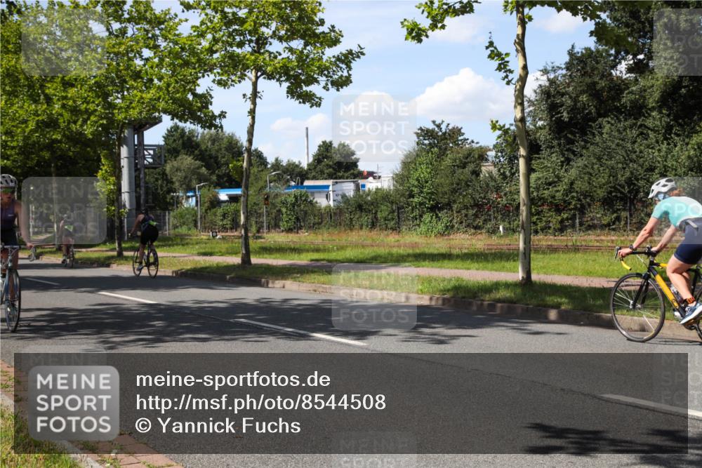10.08.2025 - GEWOBA Citytriathlon Bremen Yannick Fuchs http://msf.ph/oto/8544508 10.08.2025 14:51:19 Radfahren 212, 338, 379, 399, 411, 468, 470, 492, 494 meine-sportfotos.de