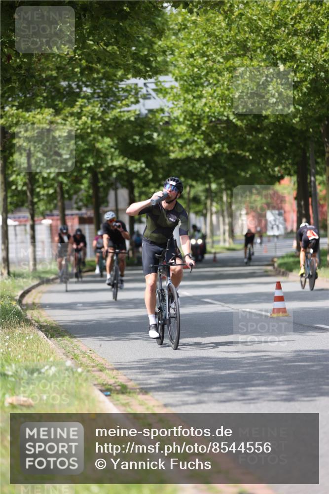 10.08.2025 - GEWOBA Citytriathlon Bremen Yannick Fuchs http://msf.ph/oto/8544556 10.08.2025 12:55:06 Radfahren 563, 591, 632, 714, 728, 761, 766, 781, 794, 877, 1015, 1029 meine-sportfotos.de