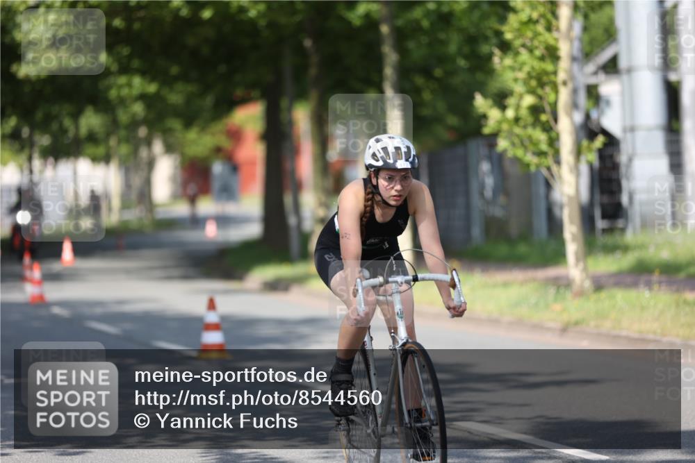 10.08.2025 - GEWOBA Citytriathlon Bremen Yannick Fuchs http://msf.ph/oto/8544560 10.08.2025 10:58:18 Radfahren 1, 125, 165, 185, 221, 402, 443, 445, 453, 472, 493, 506, 513 meine-sportfotos.de