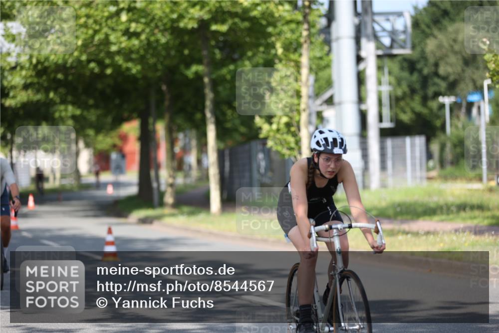 10.08.2025 - GEWOBA Citytriathlon Bremen Yannick Fuchs http://msf.ph/oto/8544567 10.08.2025 10:58:18 Radfahren 1, 125, 165, 185, 221, 402, 443, 445, 453, 472, 493, 506, 513 meine-sportfotos.de
