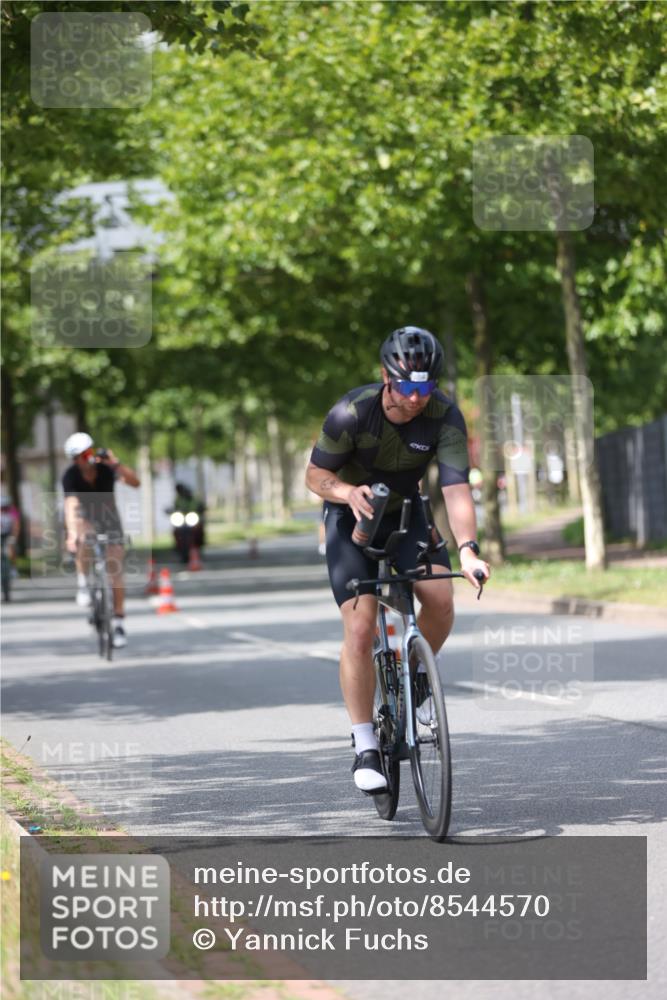 10.08.2025 - GEWOBA Citytriathlon Bremen Yannick Fuchs http://msf.ph/oto/8544570 10.08.2025 12:55:07 Radfahren 563, 591, 632, 714, 728, 761, 766, 781, 794, 877, 1015, 1029 meine-sportfotos.de