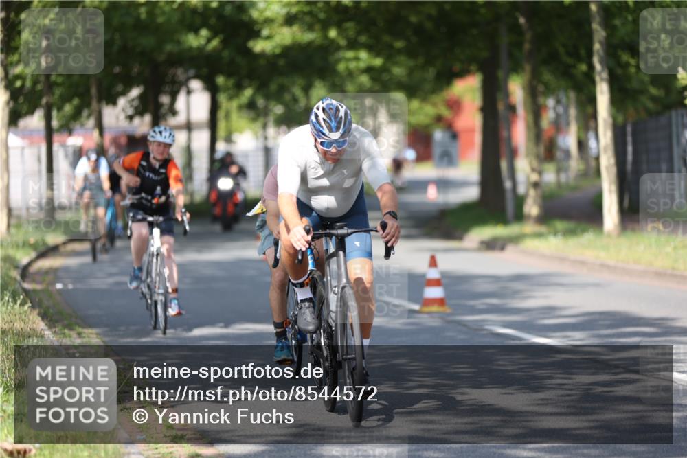 10.08.2025 - GEWOBA Citytriathlon Bremen Yannick Fuchs http://msf.ph/oto/8544572 10.08.2025 10:58:19 Radfahren 1, 125, 165, 185, 221, 402, 443, 445, 453, 472, 493, 506, 513 meine-sportfotos.de