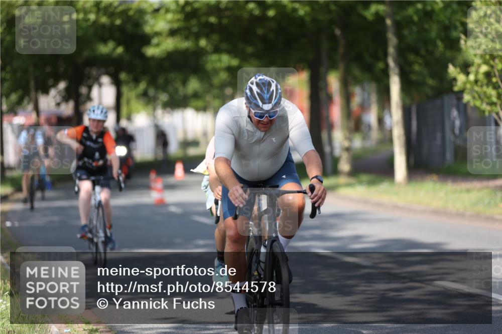 10.08.2025 - GEWOBA Citytriathlon Bremen Yannick Fuchs http://msf.ph/oto/8544578 10.08.2025 10:58:19 Radfahren 1, 125, 165, 185, 221, 402, 443, 445, 453, 472, 493, 506, 513 meine-sportfotos.de