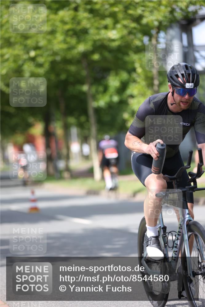 10.08.2025 - GEWOBA Citytriathlon Bremen Yannick Fuchs http://msf.ph/oto/8544580 10.08.2025 12:55:07 Radfahren 563, 591, 632, 714, 728, 761, 766, 781, 794, 877, 1015, 1029 meine-sportfotos.de