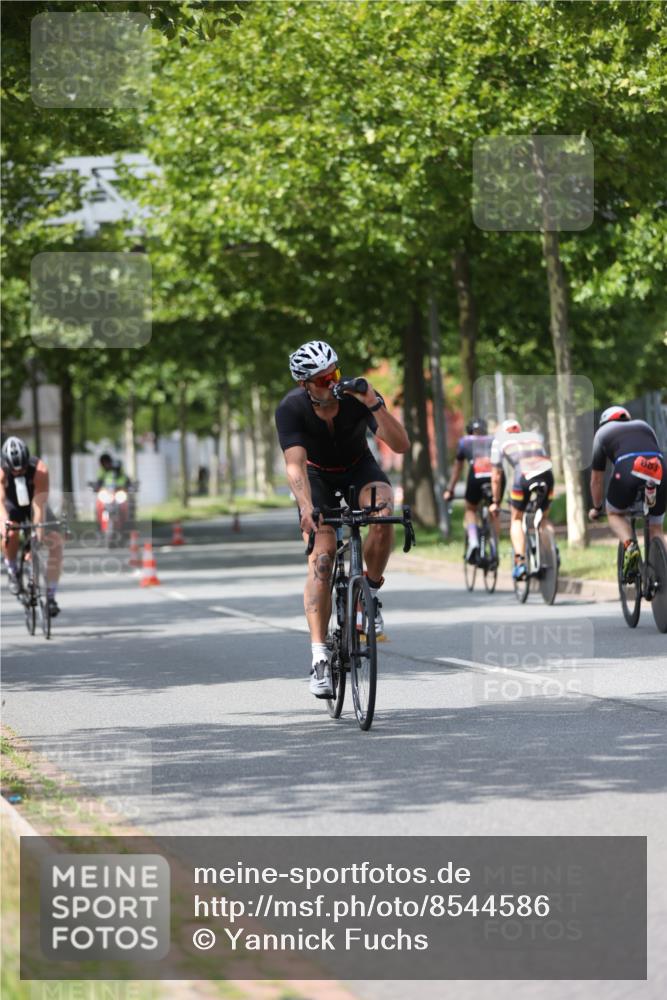 10.08.2025 - GEWOBA Citytriathlon Bremen Yannick Fuchs http://msf.ph/oto/8544586 10.08.2025 12:55:08 Radfahren 563, 591, 632, 696, 714, 728, 761, 766, 781, 794, 877, 1015 meine-sportfotos.de