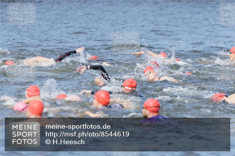 10.08.2025 - GEWOBA Citytriathlon Bremen H.Heesch http://msf.ph/oto/8544619 10.08.2025 10:04:12 Schwimmen  meine-sportfotos.de
