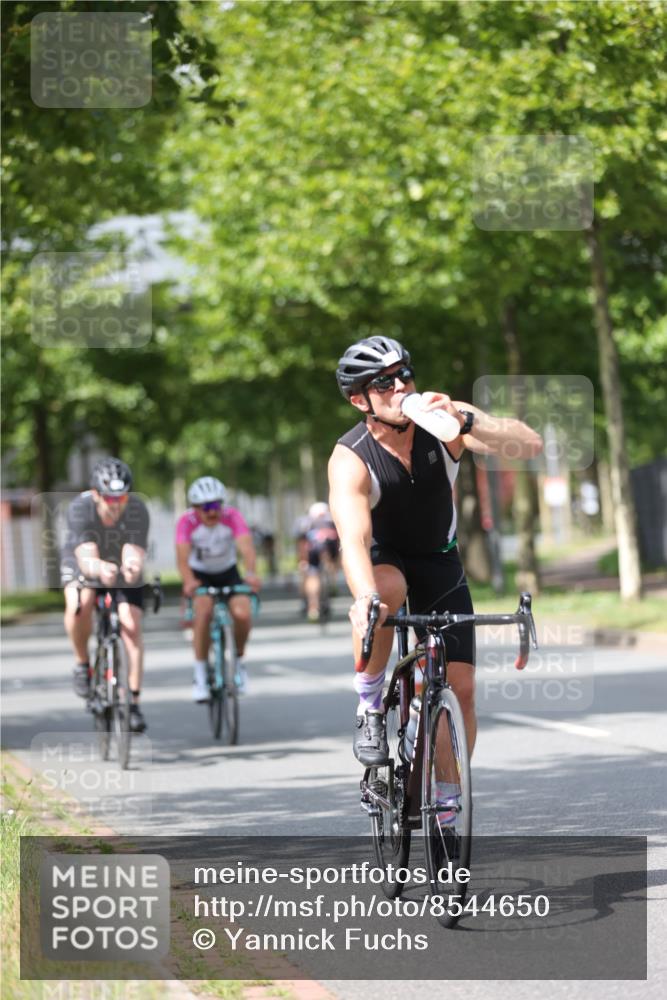 10.08.2025 - GEWOBA Citytriathlon Bremen Yannick Fuchs http://msf.ph/oto/8544650 10.08.2025 12:55:10 Radfahren 563, 591, 632, 696, 714, 728, 761, 766, 781, 794, 877, 1015 meine-sportfotos.de