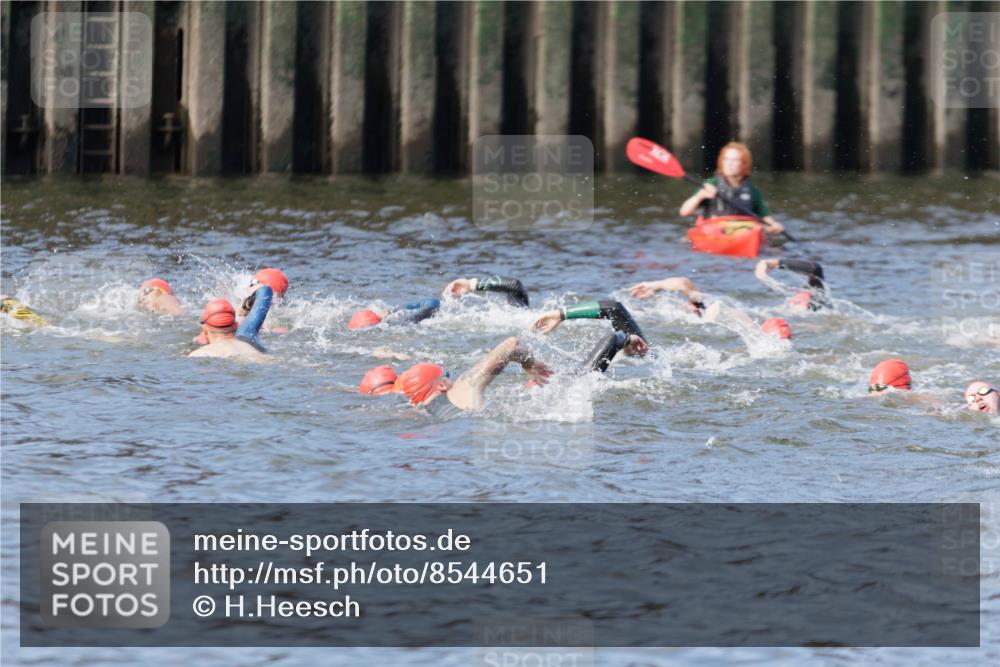 10.08.2025 - GEWOBA Citytriathlon Bremen H.Heesch http://msf.ph/oto/8544651 10.08.2025 10:04:24 Schwimmen  meine-sportfotos.de