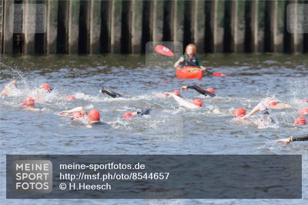10.08.2025 - GEWOBA Citytriathlon Bremen H.Heesch http://msf.ph/oto/8544657 10.08.2025 10:04:24 Schwimmen  meine-sportfotos.de