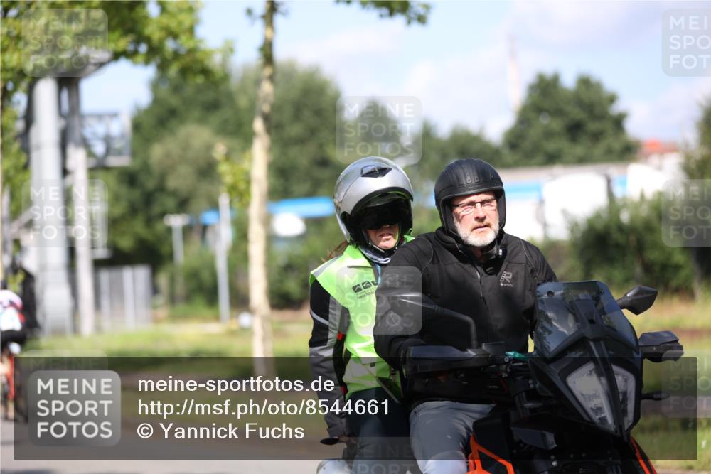 10.08.2025 - GEWOBA Citytriathlon Bremen Yannick Fuchs http://msf.ph/oto/8544661 10.08.2025 10:58:25 Radfahren 1, 95, 165, 221, 402, 445, 453, 472, 493, 506, 513 meine-sportfotos.de