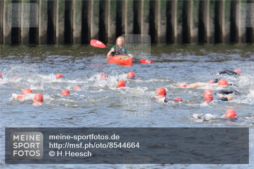 10.08.2025 - GEWOBA Citytriathlon Bremen H.Heesch http://msf.ph/oto/8544664 10.08.2025 10:04:24 Schwimmen  meine-sportfotos.de