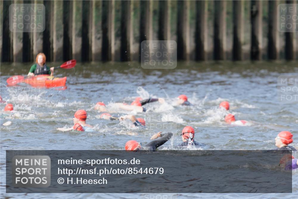 10.08.2025 - GEWOBA Citytriathlon Bremen H.Heesch http://msf.ph/oto/8544679 10.08.2025 10:04:25 Schwimmen  meine-sportfotos.de