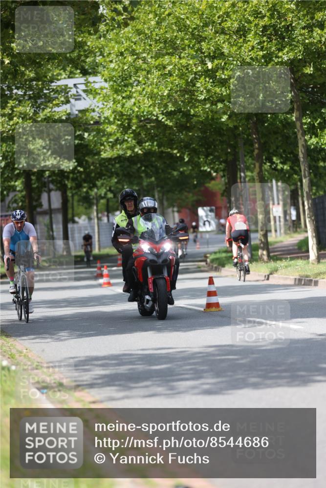 10.08.2025 - GEWOBA Citytriathlon Bremen Yannick Fuchs http://msf.ph/oto/8544686 10.08.2025 12:55:13 Radfahren 563, 696, 714, 761, 766, 794, 877, 1015 meine-sportfotos.de