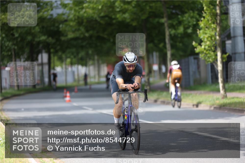 10.08.2025 - GEWOBA Citytriathlon Bremen Yannick Fuchs http://msf.ph/oto/8544729 10.08.2025 12:55:19 Radfahren 696, 714, 766, 794, 877, 982, 1015, 1033 meine-sportfotos.de