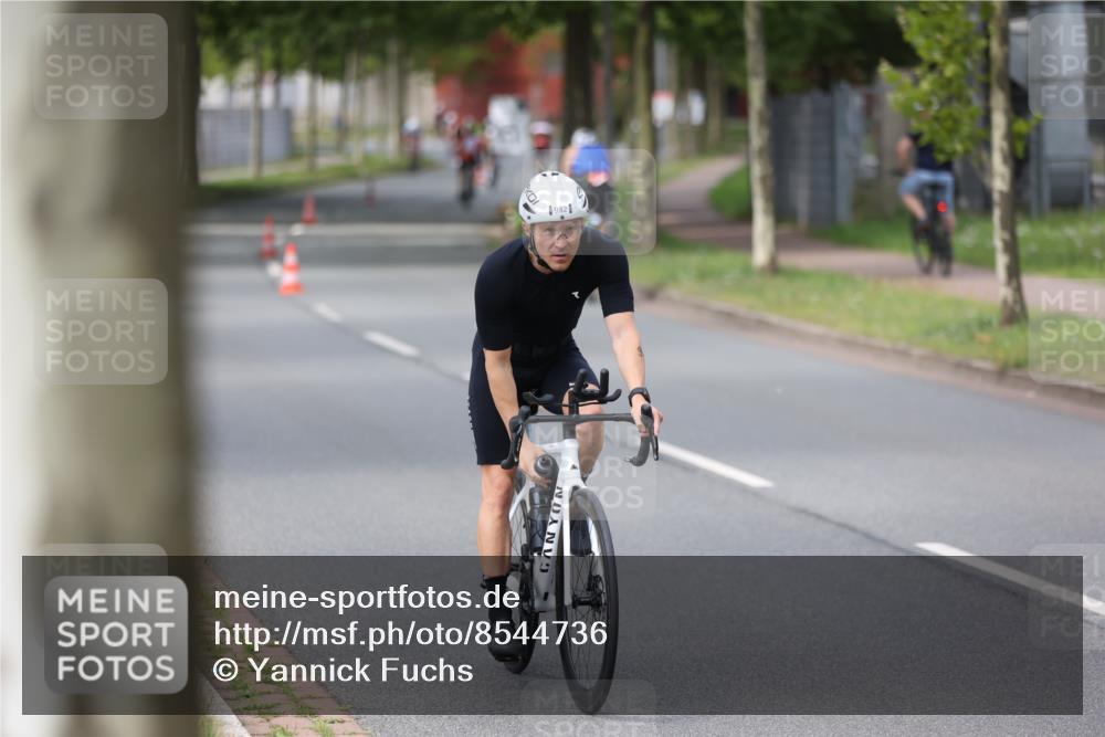 10.08.2025 - GEWOBA Citytriathlon Bremen Yannick Fuchs http://msf.ph/oto/8544736 10.08.2025 12:55:26 Radfahren 696, 804, 843, 877, 982, 1033 meine-sportfotos.de