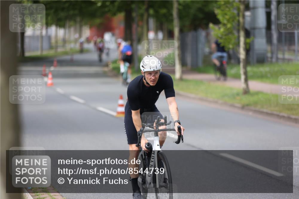 10.08.2025 - GEWOBA Citytriathlon Bremen Yannick Fuchs http://msf.ph/oto/8544739 10.08.2025 12:55:26 Radfahren 696, 804, 843, 877, 982, 1033 meine-sportfotos.de