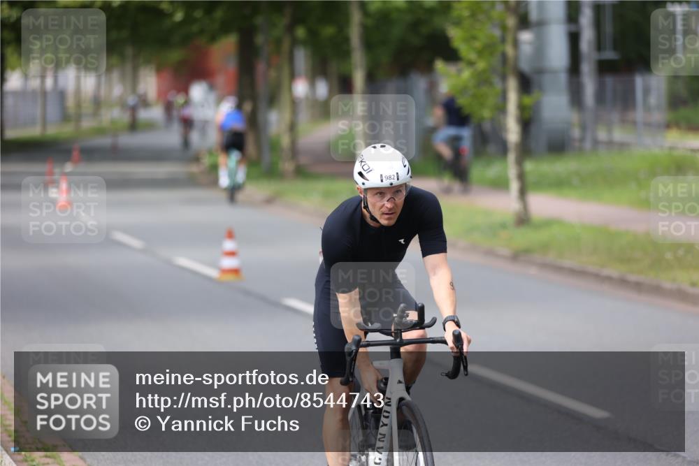 10.08.2025 - GEWOBA Citytriathlon Bremen Yannick Fuchs http://msf.ph/oto/8544743 10.08.2025 12:55:26 Radfahren 696, 804, 843, 877, 982, 1033 meine-sportfotos.de