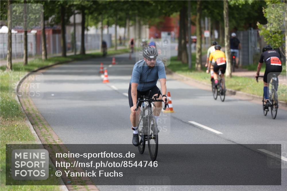10.08.2025 - GEWOBA Citytriathlon Bremen Yannick Fuchs http://msf.ph/oto/8544746 10.08.2025 12:55:29 Radfahren 658, 696, 729, 804, 843, 880, 982, 1033 meine-sportfotos.de