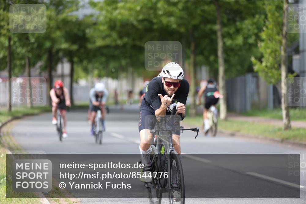 10.08.2025 - GEWOBA Citytriathlon Bremen Yannick Fuchs http://msf.ph/oto/8544776 10.08.2025 12:55:38 Radfahren 636, 658, 729, 779, 804, 843, 880, 982, 1033 meine-sportfotos.de