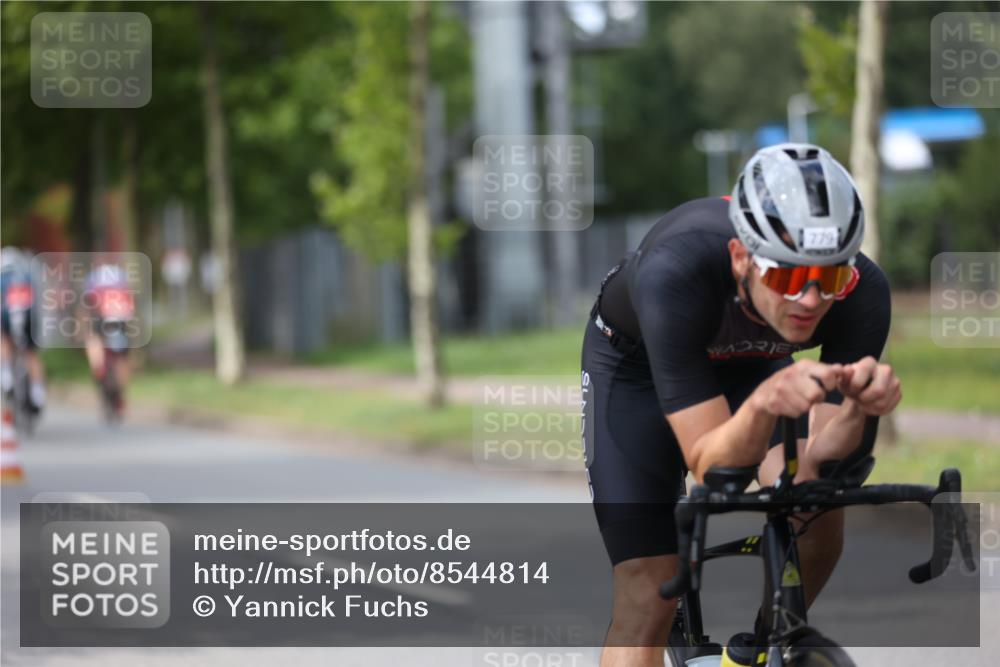 10.08.2025 - GEWOBA Citytriathlon Bremen Yannick Fuchs http://msf.ph/oto/8544814 10.08.2025 12:55:48 Radfahren 636, 658, 729, 779, 804, 843, 880, 883, 890, 896 meine-sportfotos.de