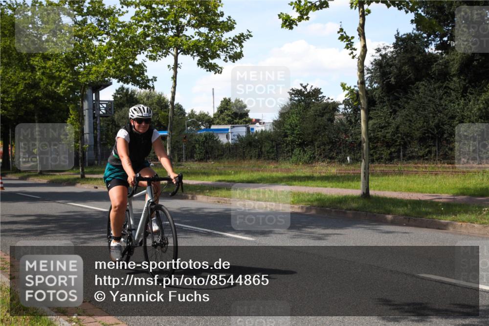 10.08.2025 - GEWOBA Citytriathlon Bremen Yannick Fuchs http://msf.ph/oto/8544865 10.08.2025 14:55:06 Radfahren 284, 335, 357, 375, 424, 430, 450, 451, 511, 524 meine-sportfotos.de