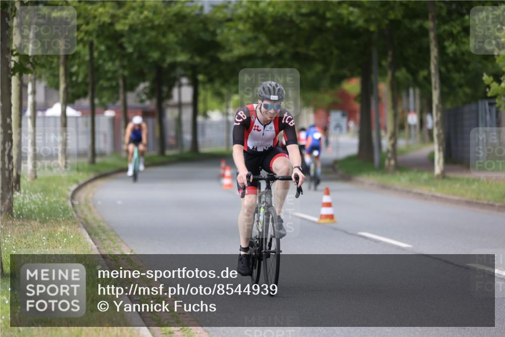 10.08.2025 - GEWOBA Citytriathlon Bremen Yannick Fuchs http://msf.ph/oto/8544939 10.08.2025 12:56:10 Radfahren 589, 662, 764, 765, 784, 883, 1024, 1025 meine-sportfotos.de