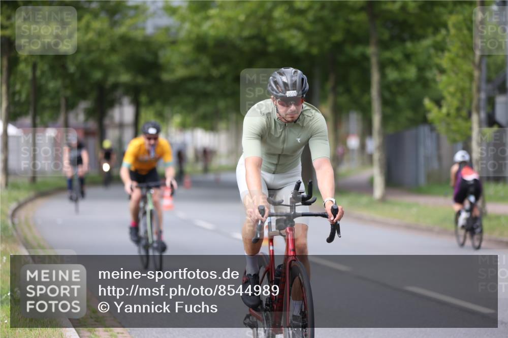 10.08.2025 - GEWOBA Citytriathlon Bremen Yannick Fuchs http://msf.ph/oto/8544989 10.08.2025 12:56:20 Radfahren 555, 567, 589, 662, 678, 721, 764, 784, 814, 844 meine-sportfotos.de