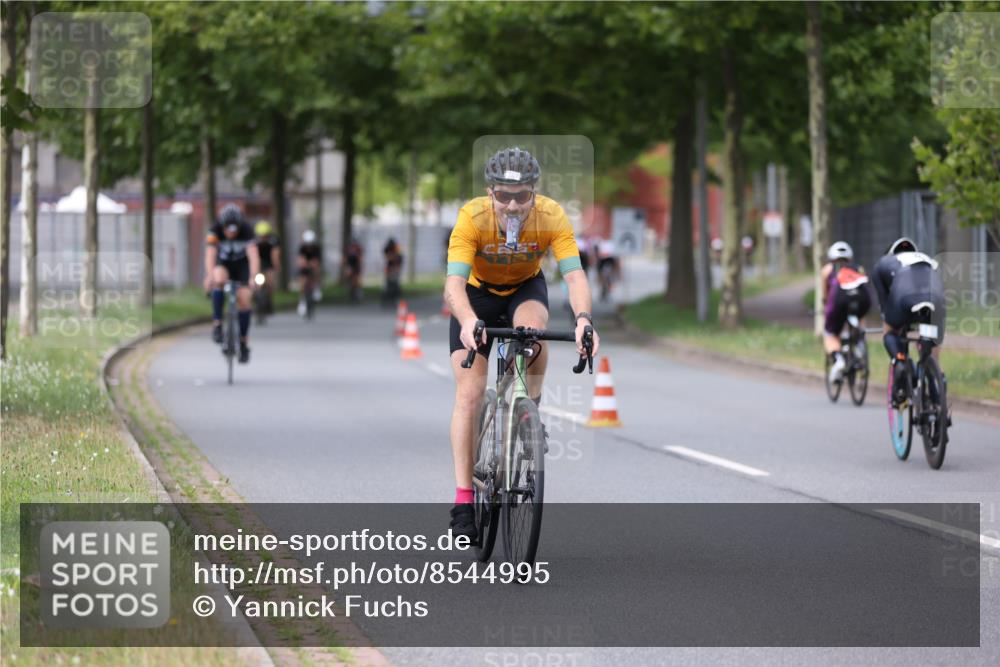 10.08.2025 - GEWOBA Citytriathlon Bremen Yannick Fuchs http://msf.ph/oto/8544995 10.08.2025 12:56:21 Radfahren 555, 567, 589, 662, 678, 721, 764, 784, 814, 831, 844 meine-sportfotos.de