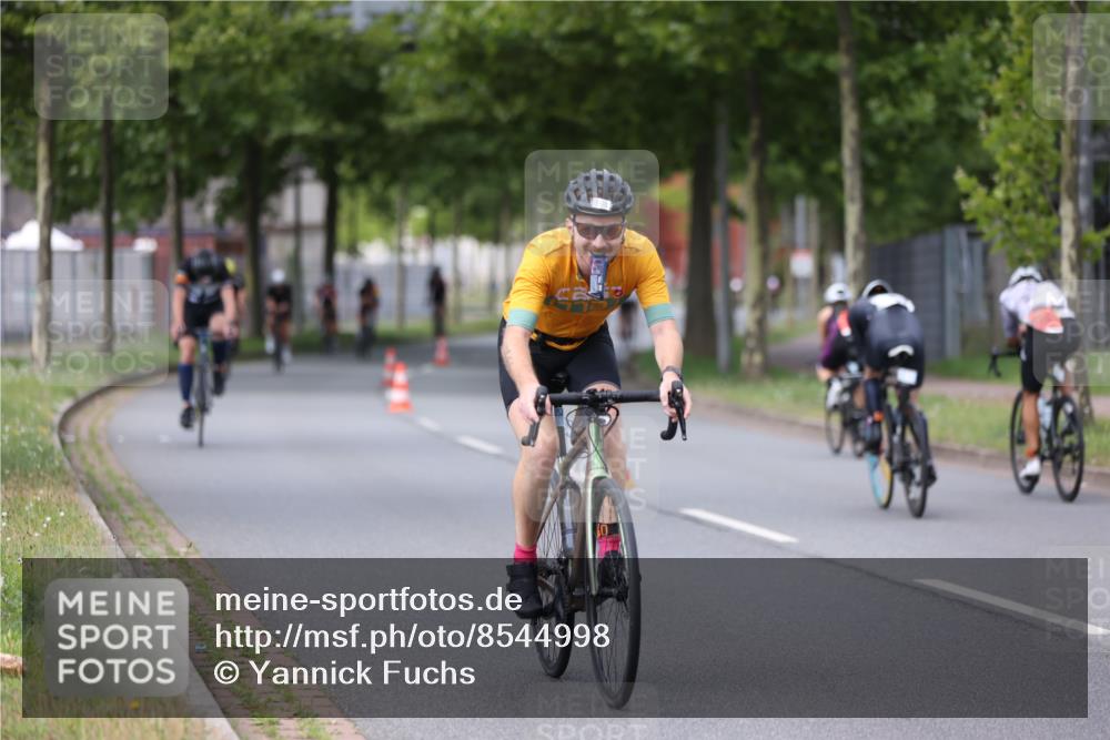 10.08.2025 - GEWOBA Citytriathlon Bremen Yannick Fuchs http://msf.ph/oto/8544998 10.08.2025 12:56:21 Radfahren 555, 567, 589, 662, 678, 721, 764, 784, 814, 831, 844 meine-sportfotos.de
