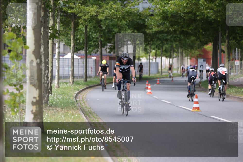 10.08.2025 - GEWOBA Citytriathlon Bremen Yannick Fuchs http://msf.ph/oto/8545007 10.08.2025 12:56:22 Radfahren 555, 567, 589, 662, 678, 721, 737, 764, 814, 831, 844 meine-sportfotos.de