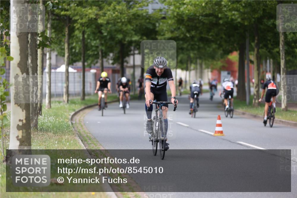 10.08.2025 - GEWOBA Citytriathlon Bremen Yannick Fuchs http://msf.ph/oto/8545010 10.08.2025 12:56:23 Radfahren 555, 567, 589, 662, 678, 721, 737, 764, 814, 831, 844 meine-sportfotos.de
