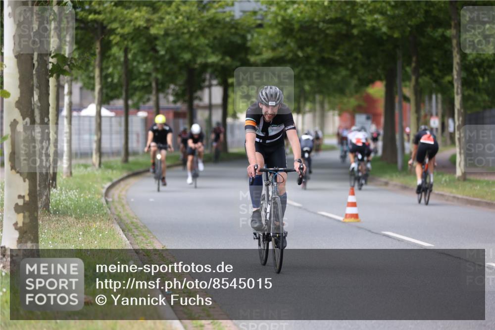 10.08.2025 - GEWOBA Citytriathlon Bremen Yannick Fuchs http://msf.ph/oto/8545015 10.08.2025 12:56:23 Radfahren 555, 567, 589, 662, 678, 721, 737, 764, 814, 831, 844 meine-sportfotos.de