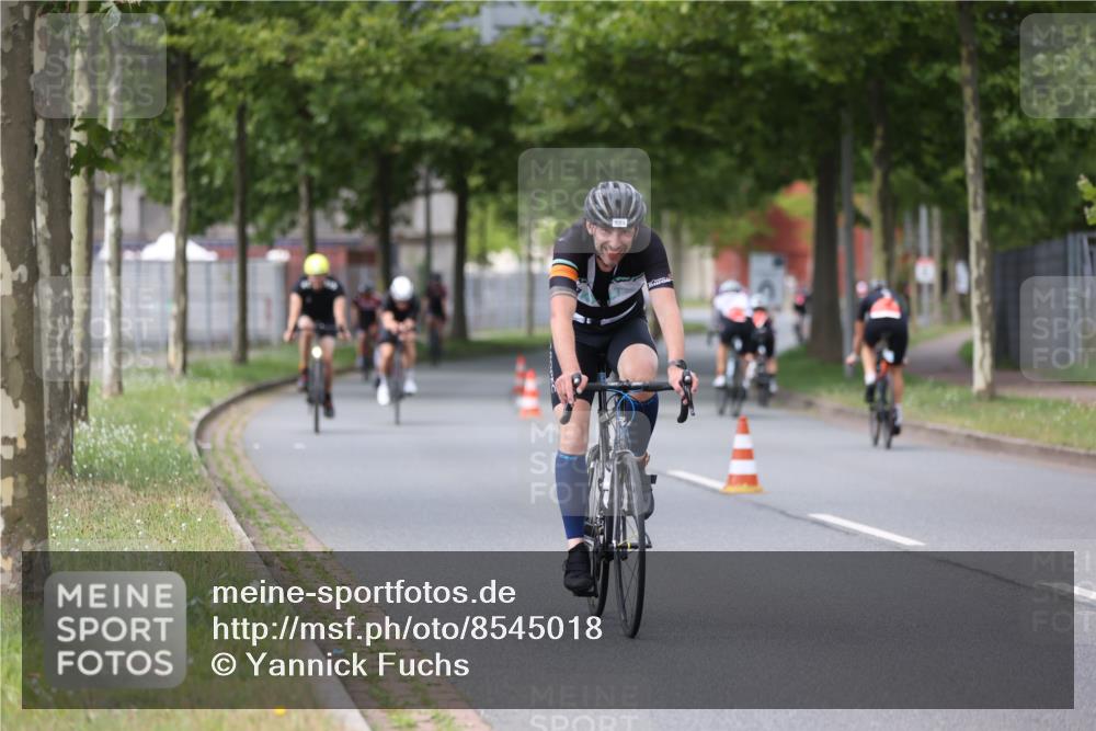10.08.2025 - GEWOBA Citytriathlon Bremen Yannick Fuchs http://msf.ph/oto/8545018 10.08.2025 12:56:23 Radfahren 555, 567, 589, 662, 678, 721, 737, 764, 814, 831, 844 meine-sportfotos.de