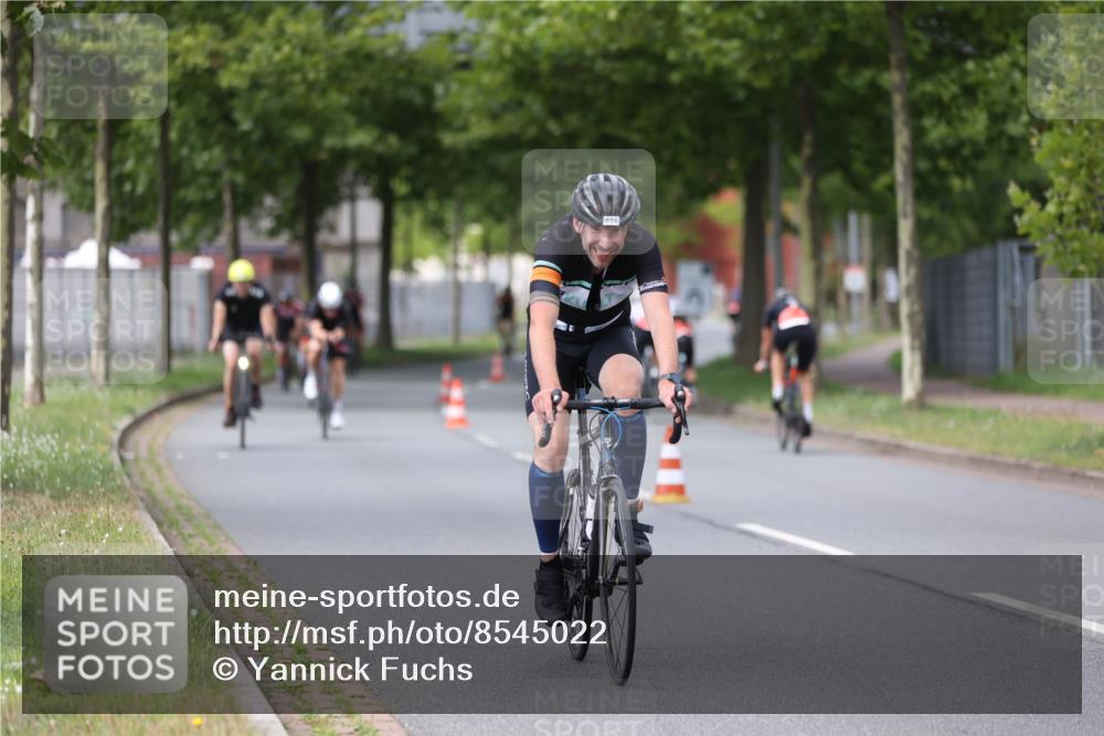 10.08.2025 - GEWOBA Citytriathlon Bremen Yannick Fuchs http://msf.ph/oto/8545022 10.08.2025 12:56:23 Radfahren 555, 567, 589, 662, 678, 721, 737, 764, 814, 831, 844 meine-sportfotos.de
