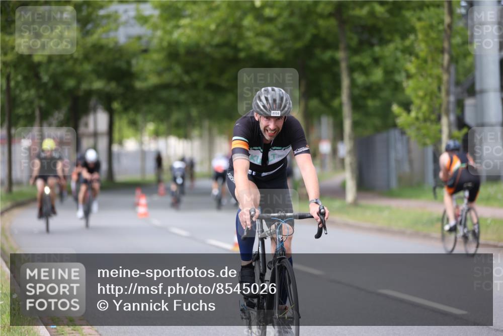 10.08.2025 - GEWOBA Citytriathlon Bremen Yannick Fuchs http://msf.ph/oto/8545026 10.08.2025 12:56:24 Radfahren 555, 567, 589, 662, 678, 721, 737, 764, 814, 831, 844 meine-sportfotos.de