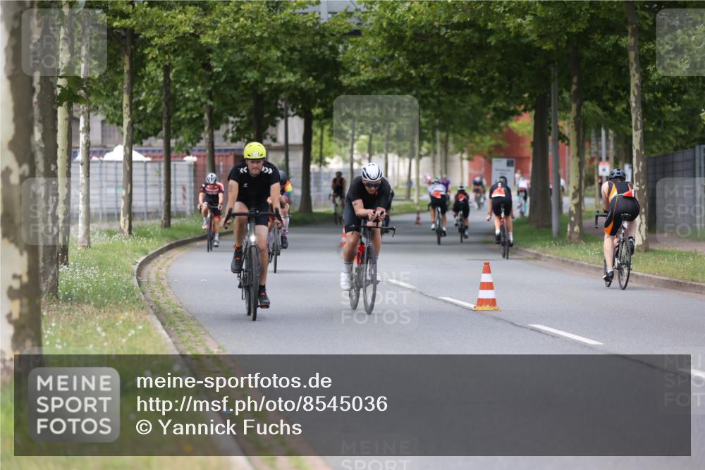 10.08.2025 - GEWOBA Citytriathlon Bremen Yannick Fuchs http://msf.ph/oto/8545036 10.08.2025 12:56:25 Radfahren 555, 567, 589, 678, 706, 721, 737, 764, 772, 782, 814, 831, 844 meine-sportfotos.de