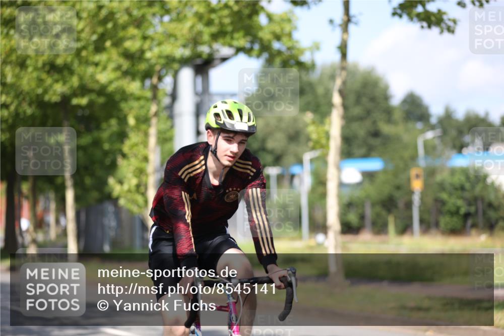 10.08.2025 - GEWOBA Citytriathlon Bremen Yannick Fuchs http://msf.ph/oto/8545141 10.08.2025 11:02:56 Radfahren 23, 53, 135, 223 meine-sportfotos.de